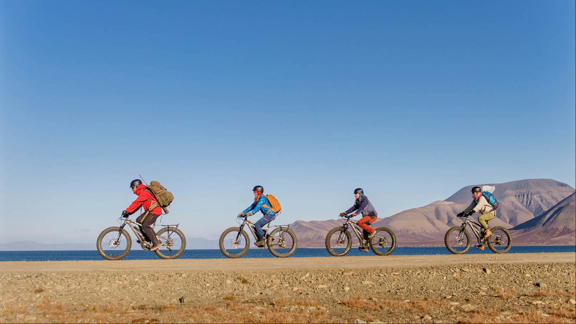 Electric-fatbike_Excursion_Longyearbyen_Agurtxane-Concellon_Landscape_1920x1080_01