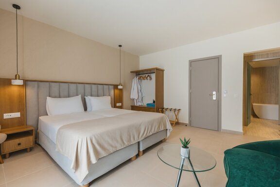 Master_Suite_with_Hot-Tub_2