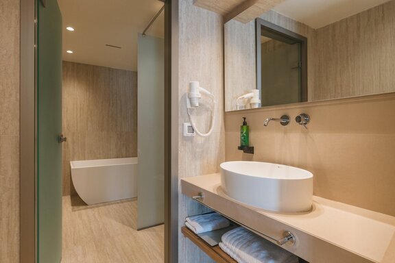 Master_Suite_with_Hot-Tub_3